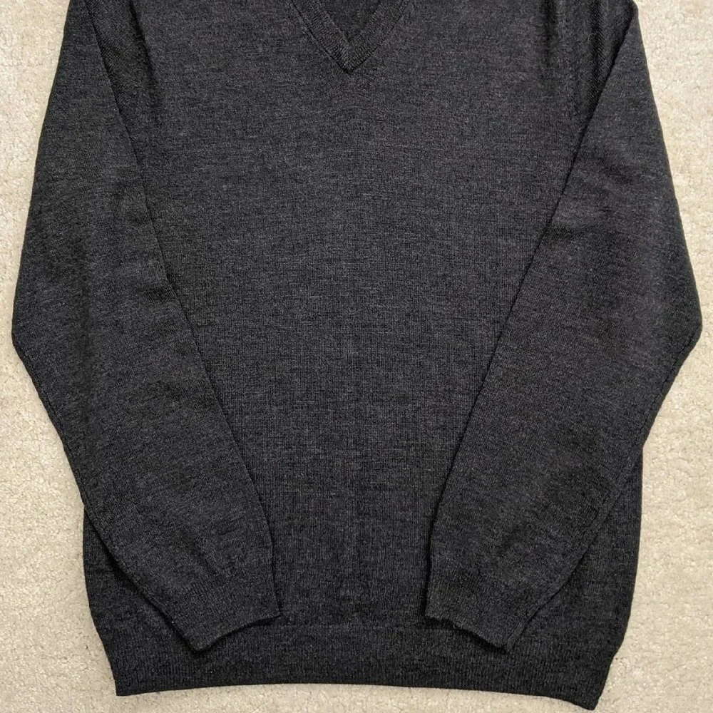 GAP Italian merino wool v-neck sweater gray medium
